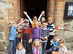 Foto einer Kindergruppe vor dem Haupteingang der Kirche